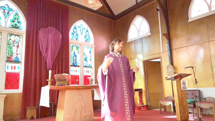El padre Pepe di Paola en misa en Islas Malvinas
